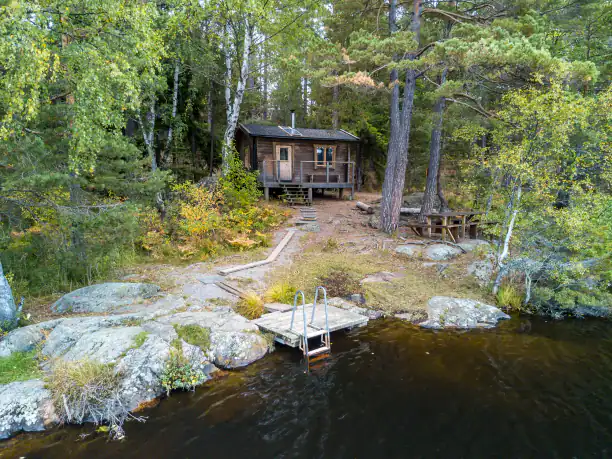 Äventyrsbanans bastu vid Sandasjön: Den gamla vedeldade bastun vid Sandasjön