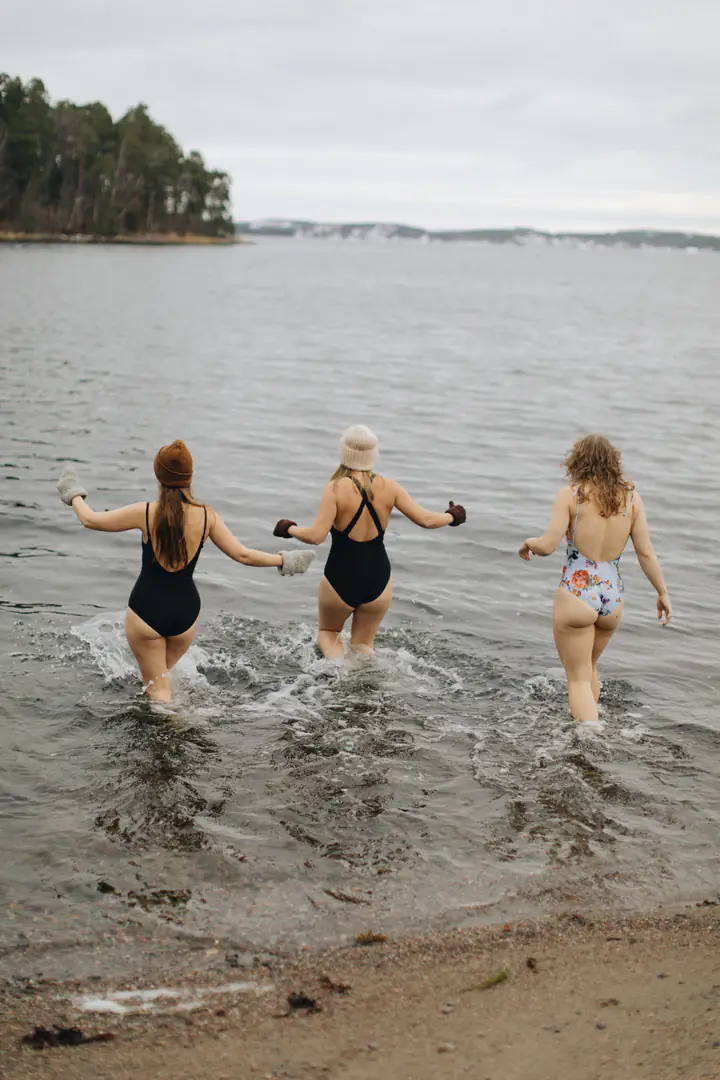 Vår Gård kallbad & bastu: Ut i havet efter bastun