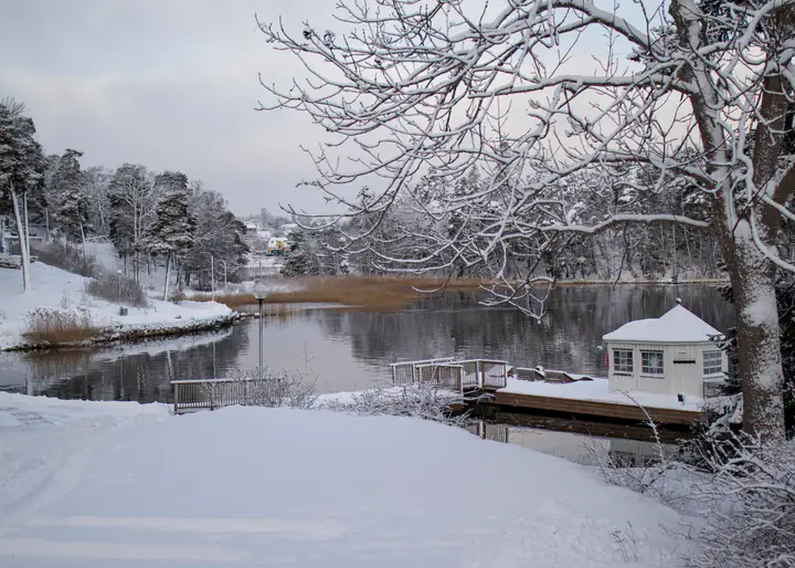 Vår Gård kallbad & bastu: Badhuset på Vår Gård en vinterdag