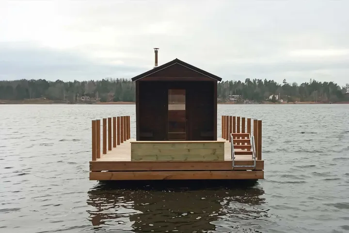 Vaxholms Bastubåt: Vaxholms Bastubåt, en flytande bastu vid Vaxholm
